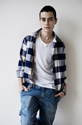 RÜZGAR ERKOÇLAR'IN TÜRKİYEDE ÖZGÜRCE YAŞAMASI İÇİN 5 BİN İMZA...